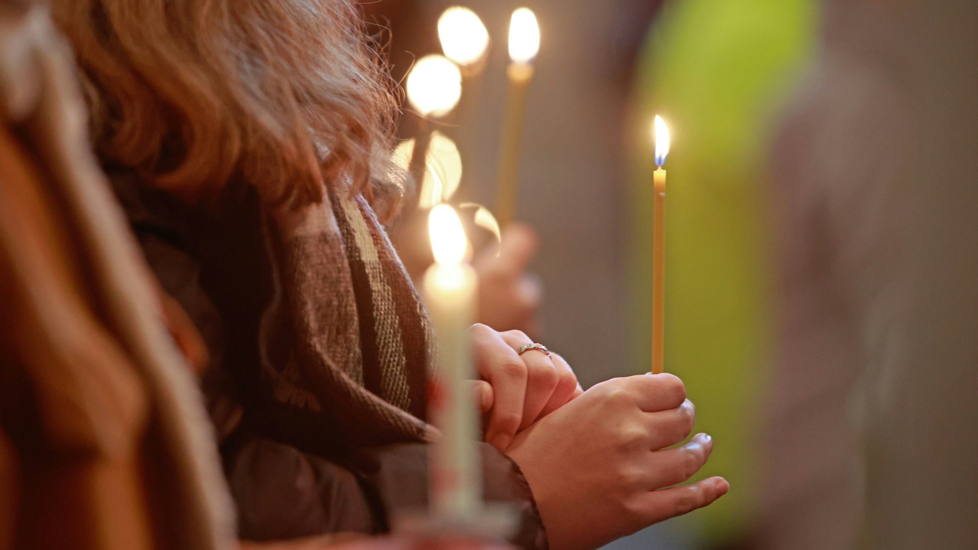 Teilnehmer eines ökumenischen Gottesdienstes halten Kerzen, die das Friedenslicht aus Betlehem symbolisieren. (Archivbild)