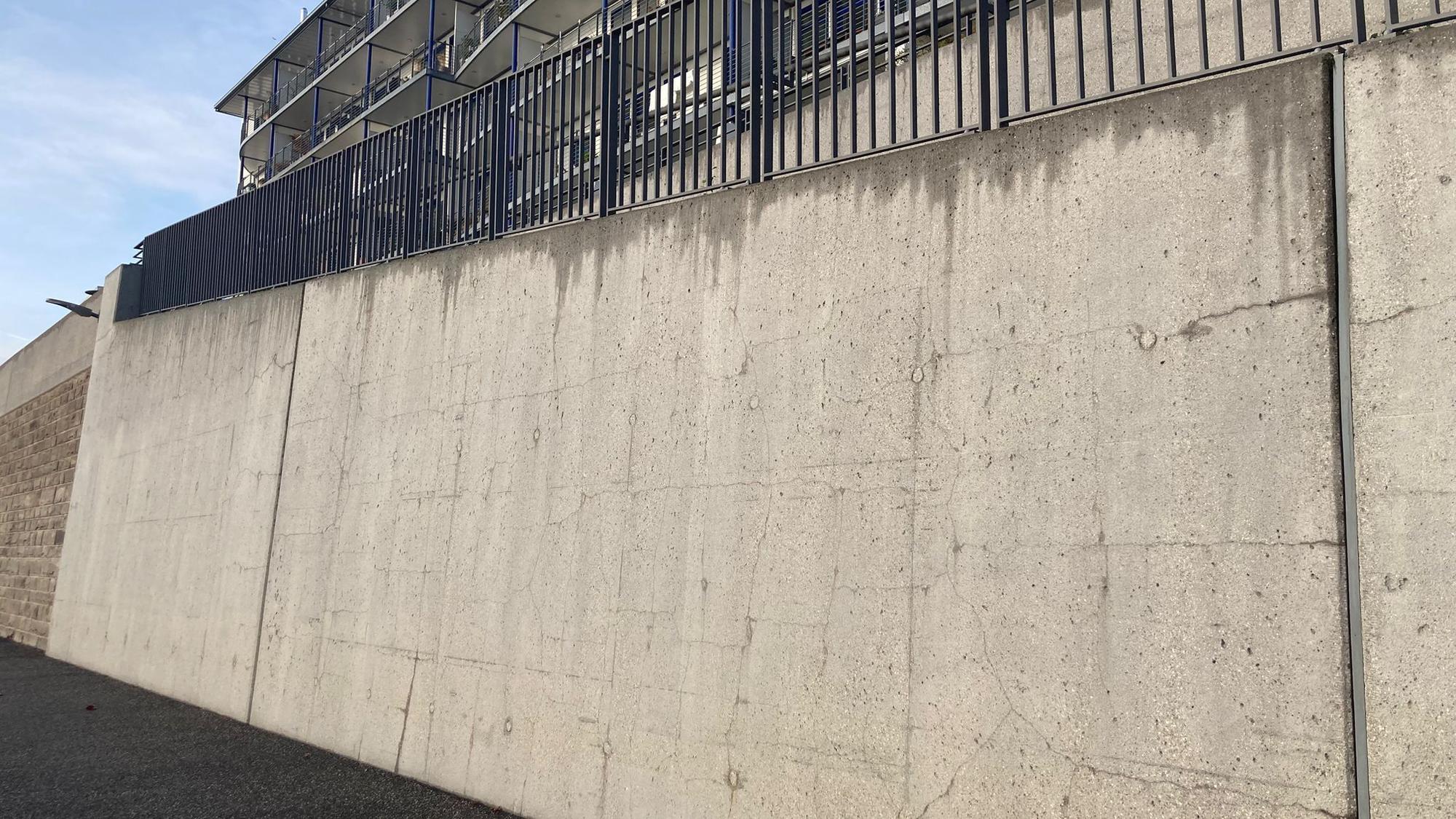 Die Lindemauer in Sürth hat nach einem Jahr schon tiefe Risse im Beton.