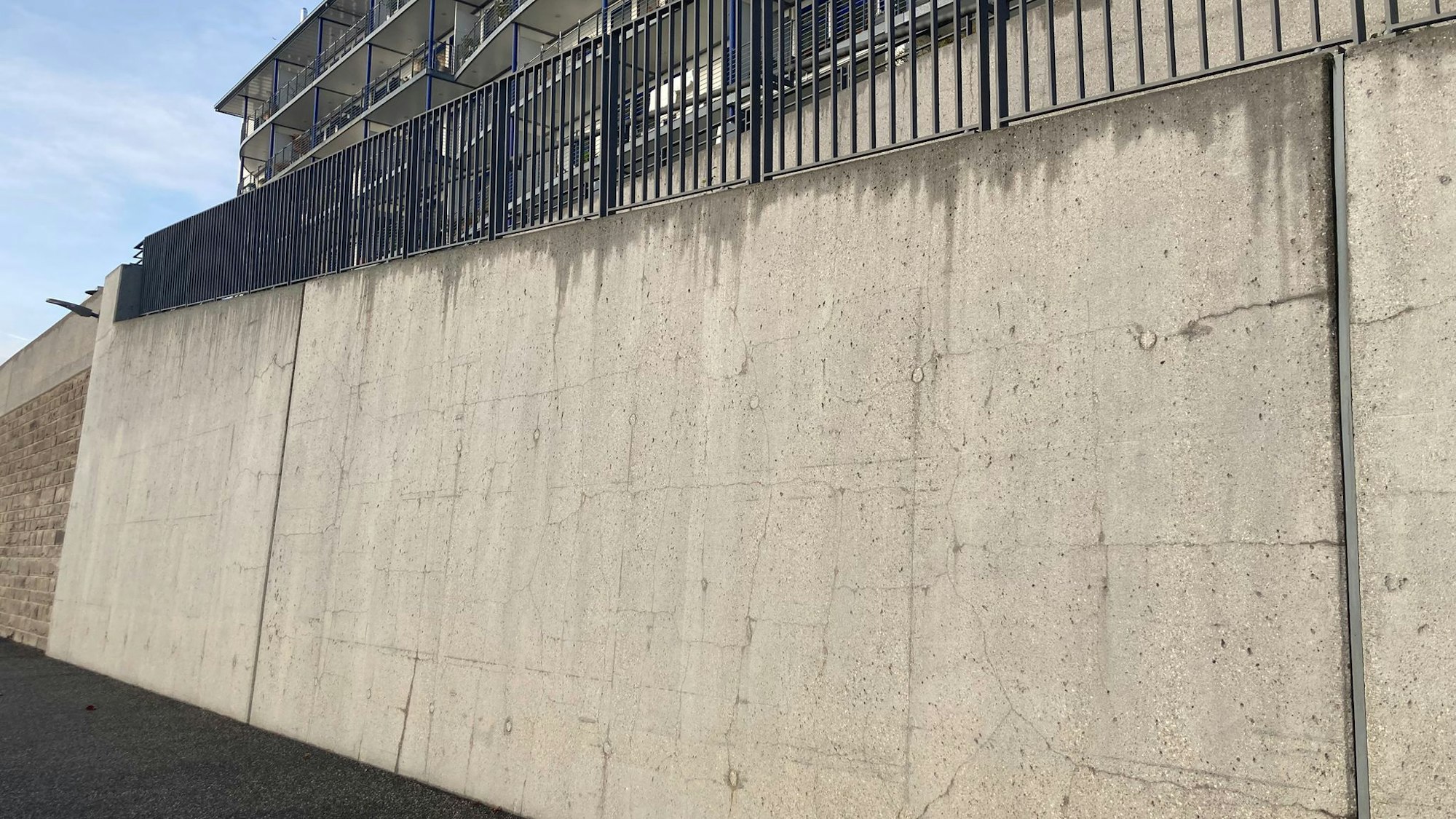 Die Lindemauer in Sürth hat nach einem Jahr schon tiefe Risse im Beton.