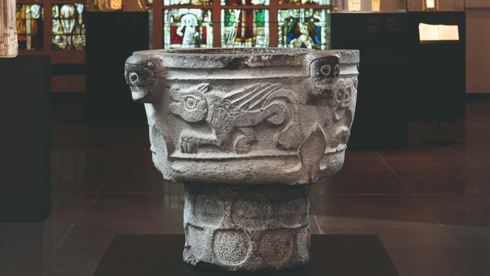 Der Taufstein im Museum Schnütgen stammt aus dem Maasgebiet und wird auf die Zeit um 1200 datiert.