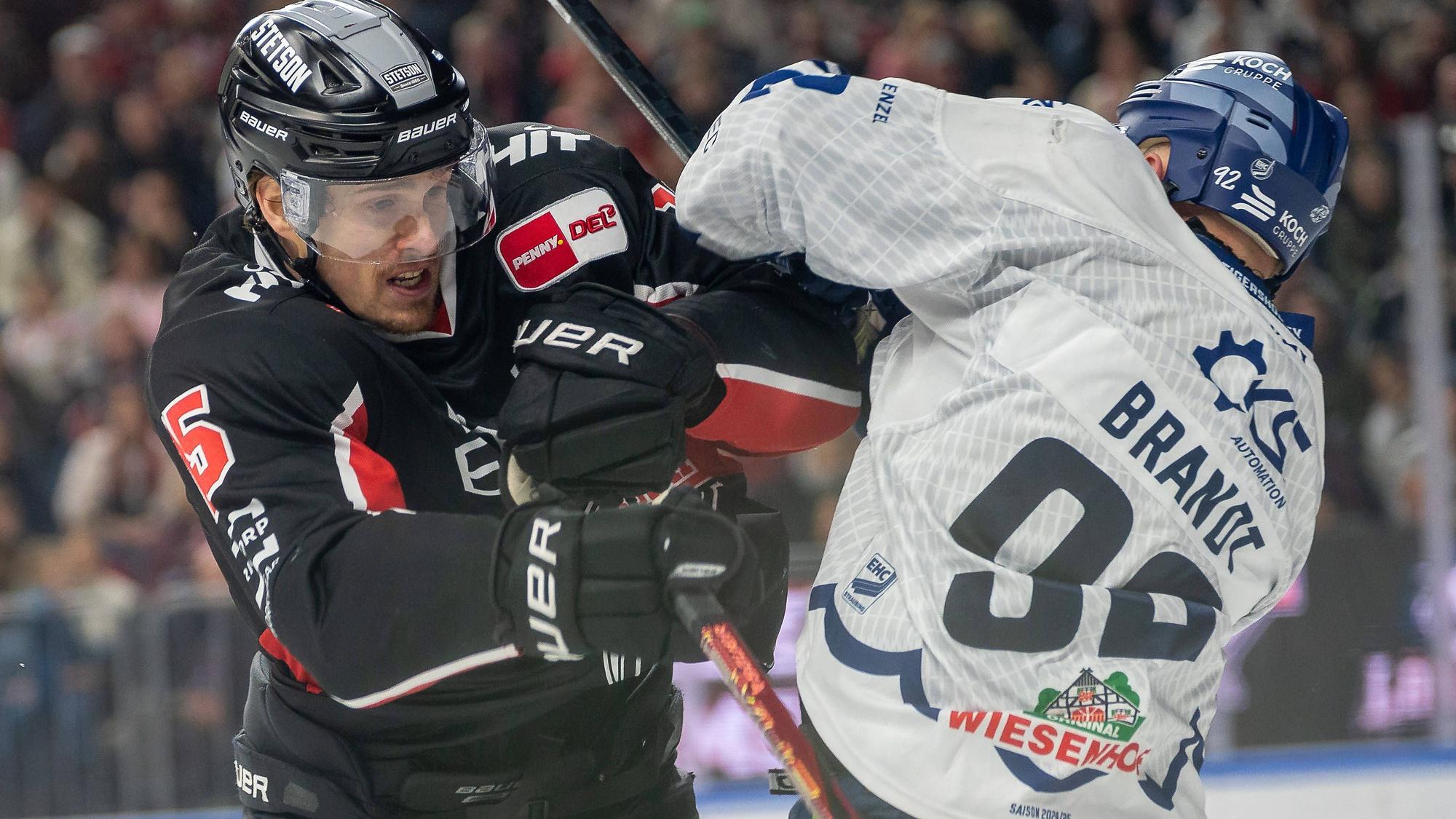 29. Spieltag, Kölner Haie - Straubing Tigers in der Lanxess Arena in Koeln. Kleine Auseinandersetzung zwischen Louis-Marc Aubry Koelner Haie, 15 und Marcel Brandt Straubing Tigers,