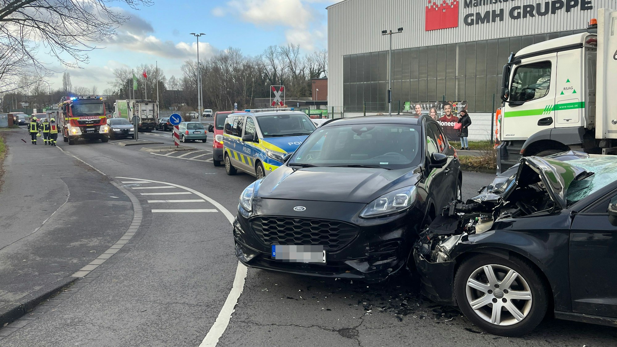Zwei Autos sind auf einer Kreuzung zusammengestoßen.