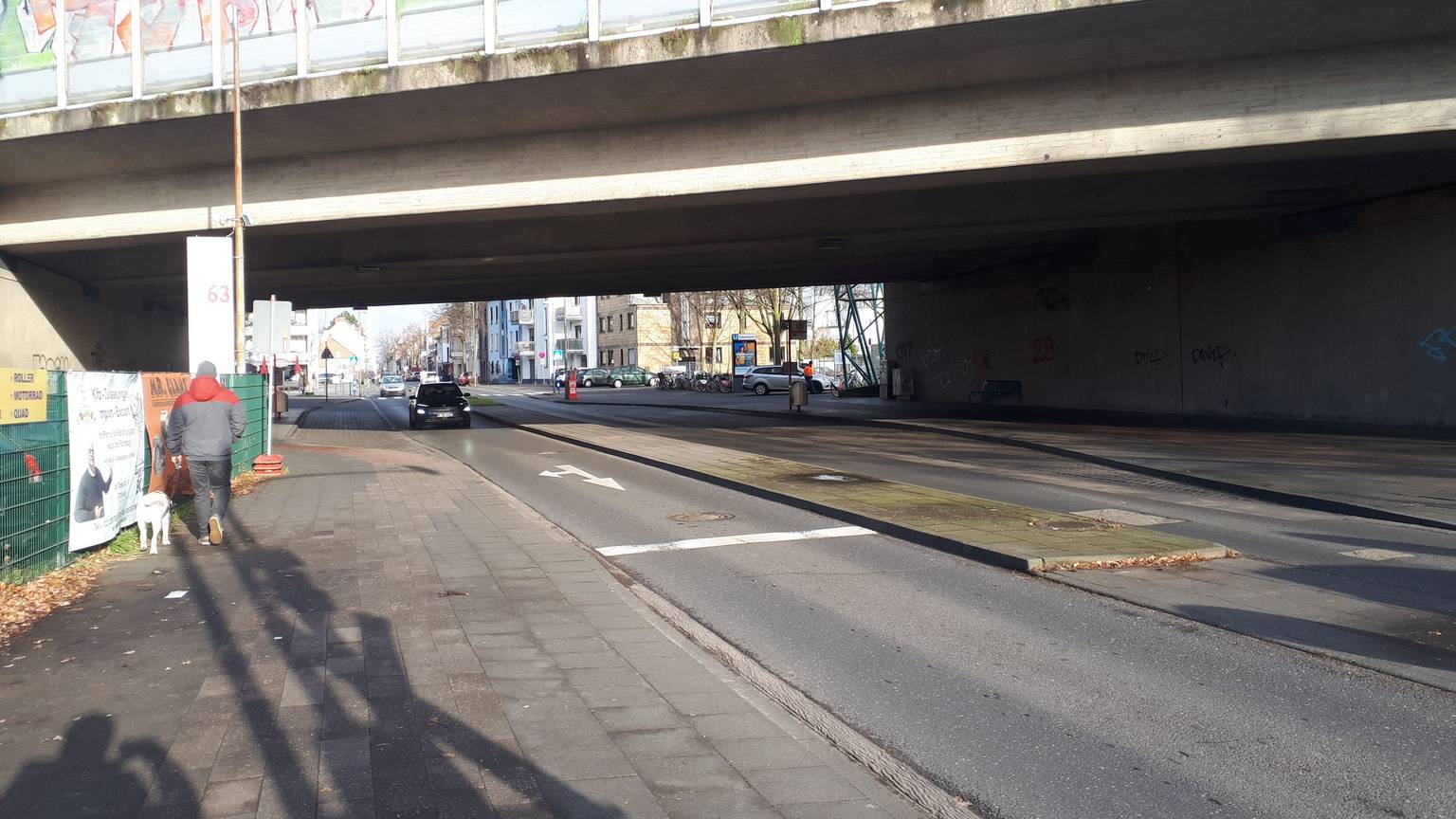 Grau und trist präsentiert sich die Unterführung der Sebastianstraße am Ortseingang von Alt-Niehl. Das Bauwerk soll künstlerisch aufgewertet werden.