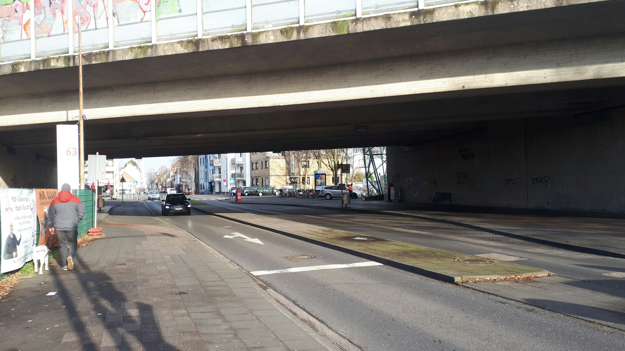 Grau und trist präsentiert sich die Unterführung der Sebastianstraße am Ortseingang von Alt-Niehl. Das Bauwerk soll künstlerisch aufgewertet werden.