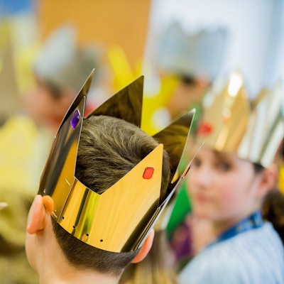 Sternsinger mit selbstgebastelten Kronen.