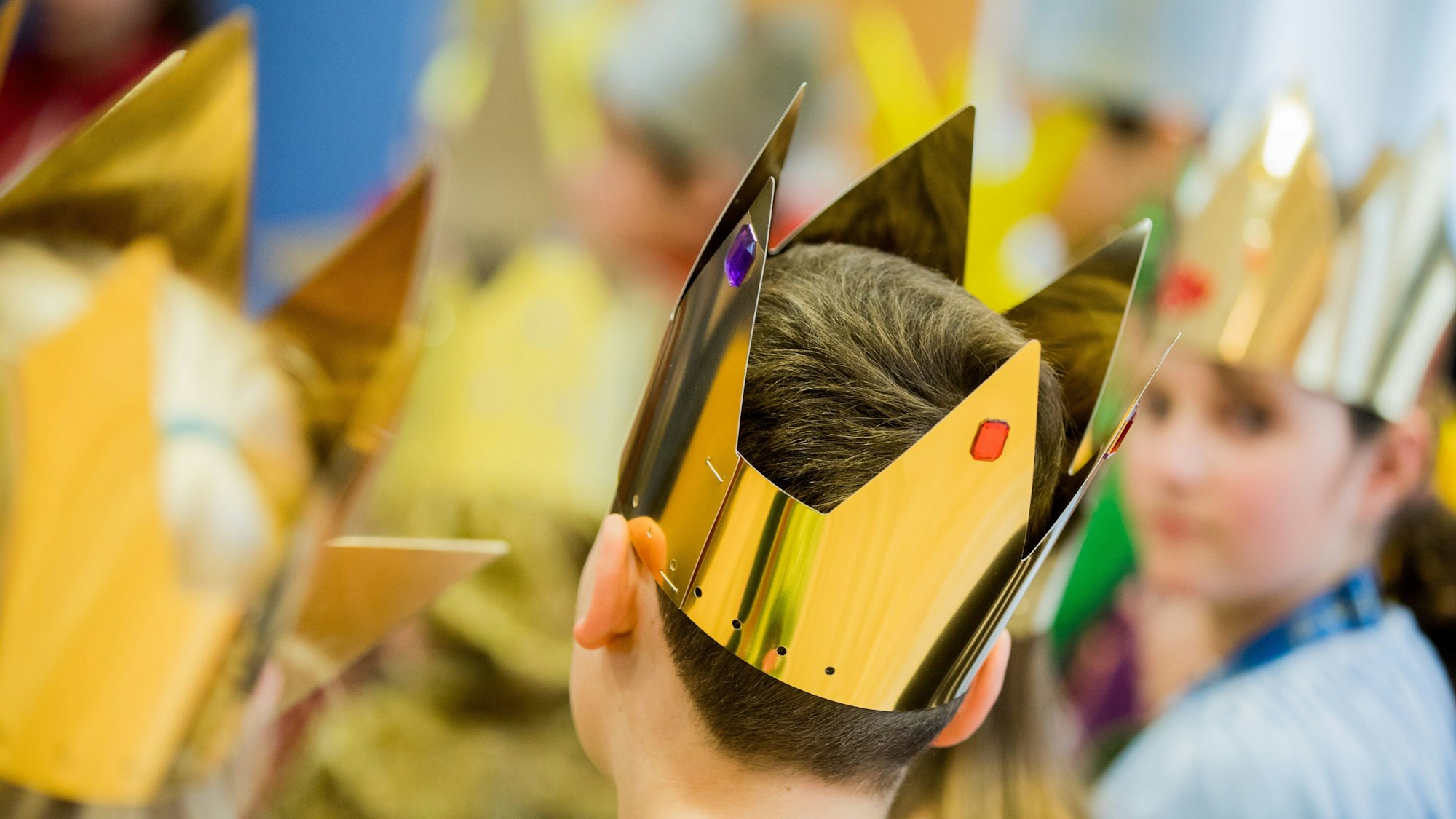 Sternsinger mit selbstgebastelten Kronen.