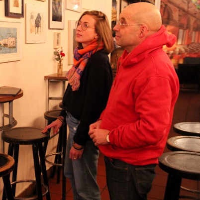 Kuratorin Carla Hartmann und Künstler Stefan Nicolas Vollmer begutachten ihre Ausstellung.