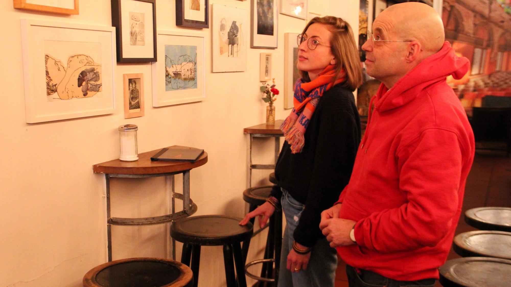 Kuratorin Carla Hartmann und Künstler Stefan Nicolas Vollmer begutachten ihre Ausstellung.