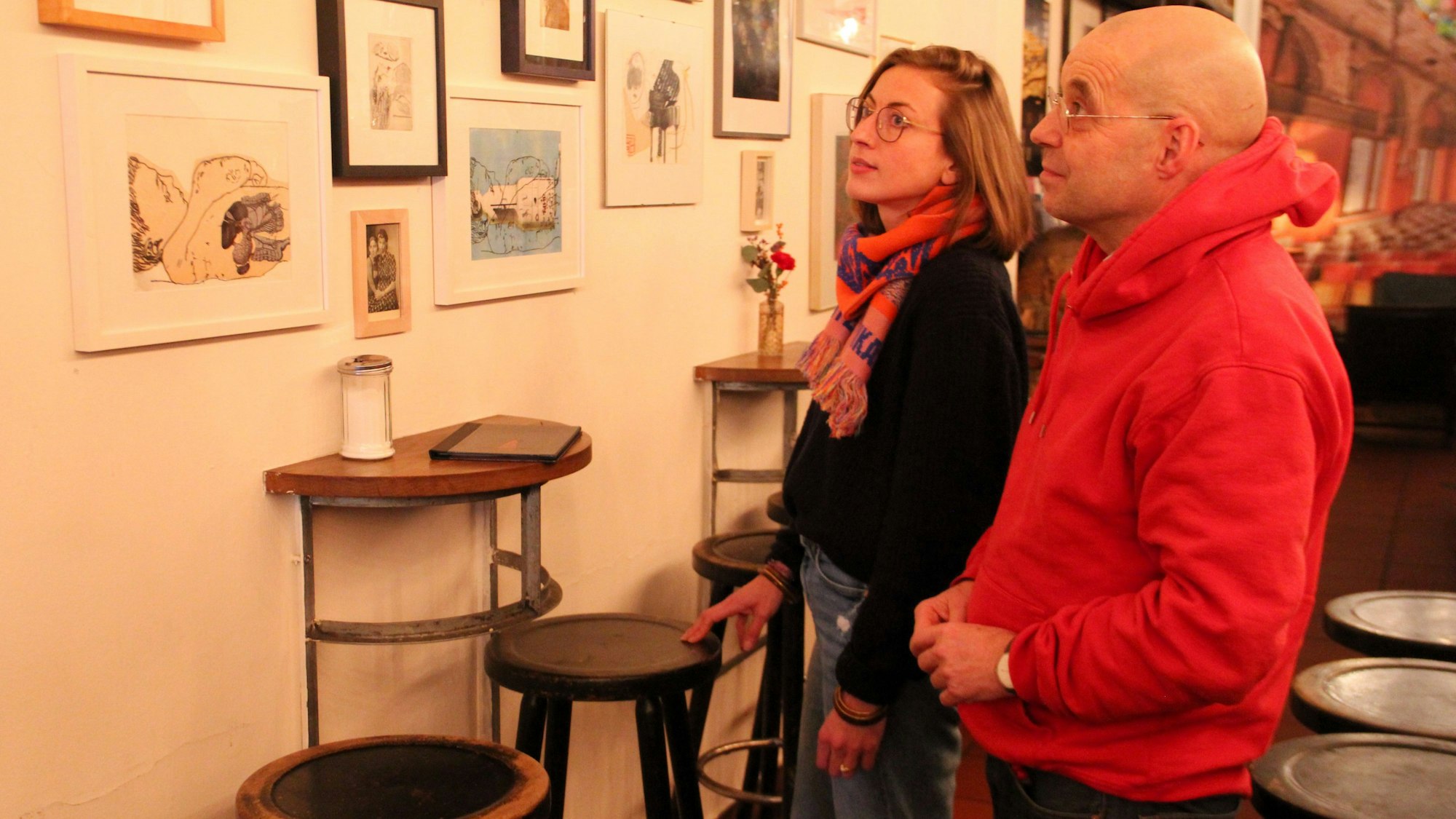 Kuratorin Carla Hartmann und Künstler Stefan Nicolas Vollmer begutachten ihre Ausstellung.