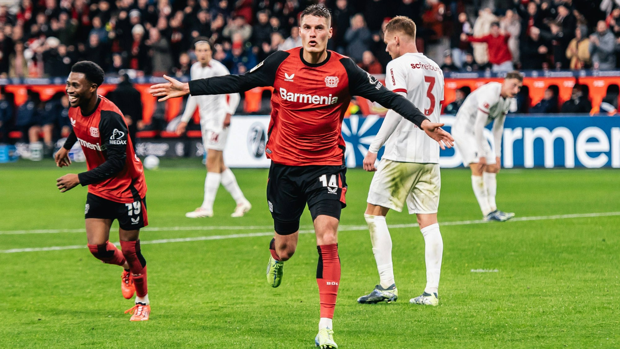 Sinnbild für sieben Pflichtspielsiege in Serie: Patrik Schick, Torjäger von Bayer 04 Leverkusen.
