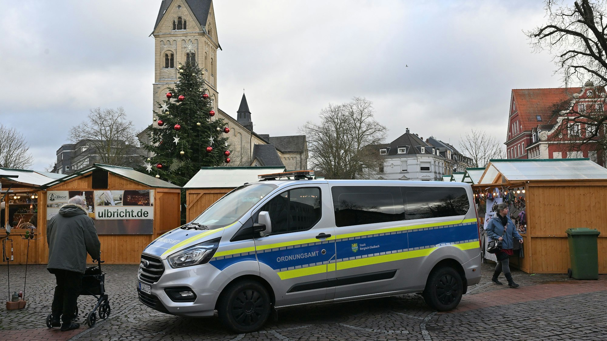 Ein Wagen des Ordnungsamtes versperrt die Zufahrt zum Gladbacher Weihnachtsmarkt - das ist Teil des neuen Sicherheitskonzeptes nach Magdeburg.