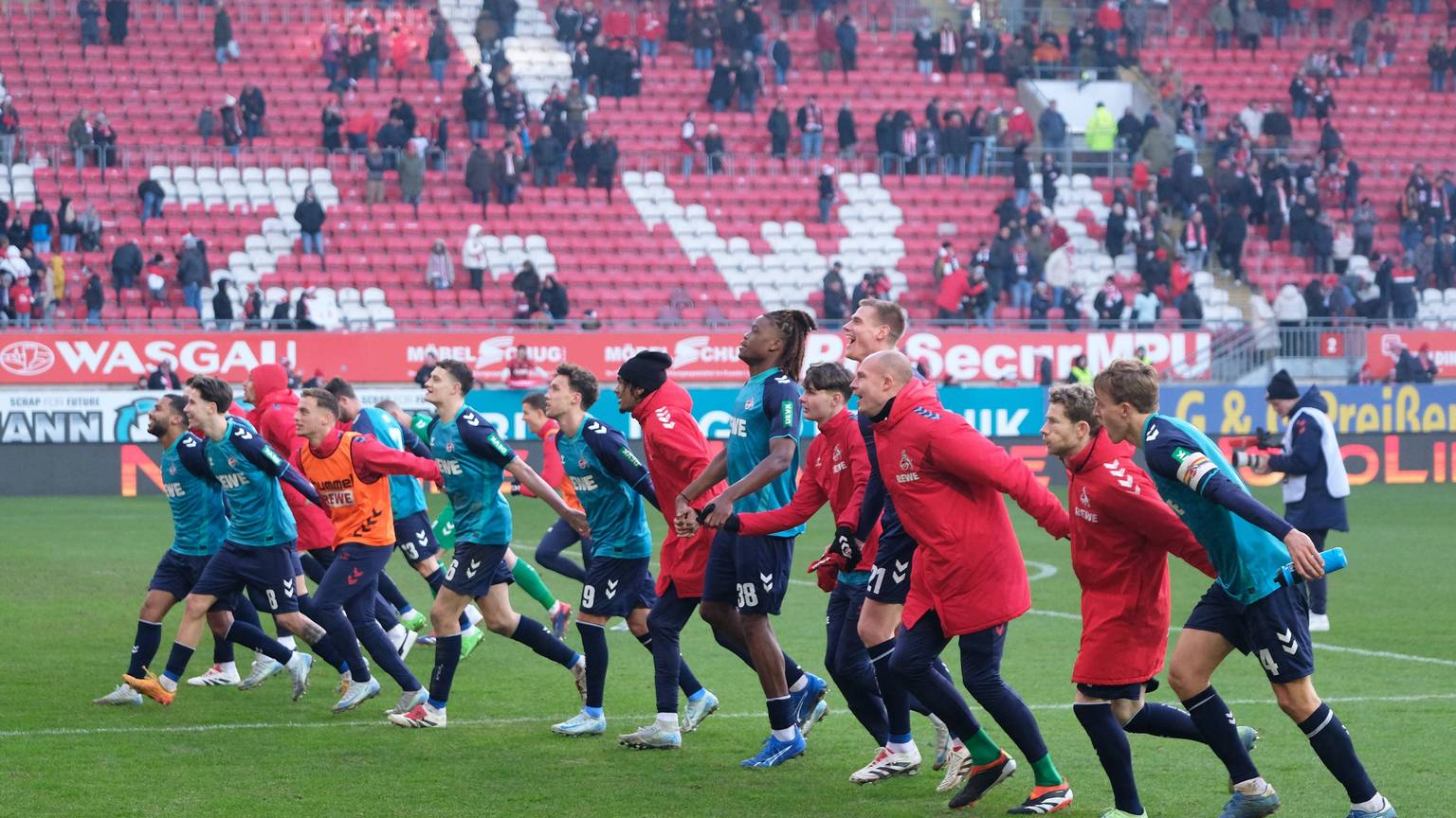 Auf dem Sprung zurück in die Bundesliga: Der 1. FC Köln ist nach der Hinrunde in der 2. Fußball-Bundesliga Tabellenführer.