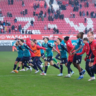 Auf dem Sprung zurück in die Bundesliga: Der 1. FC Köln ist nach der Hinrunde in der 2. Fußball-Bundesliga Tabellenführer.