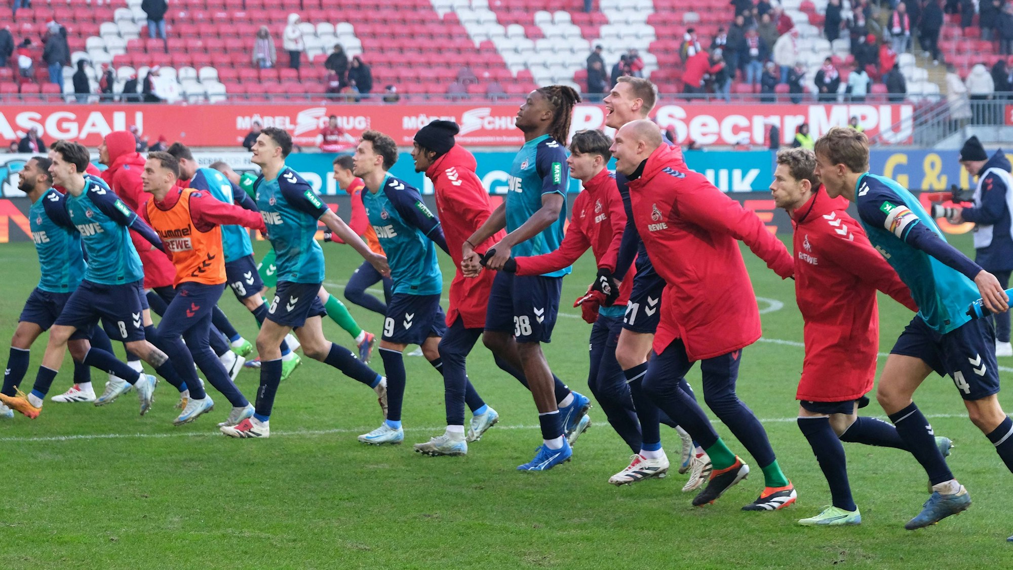 Auf dem Sprung zurück in die Bundesliga: Der 1. FC Köln ist nach der Hinrunde in der 2. Fußball-Bundesliga Tabellenführer.