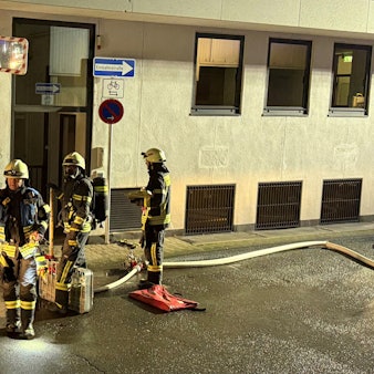 Einsatzkräfte am Hintereingang der Sparkasse.