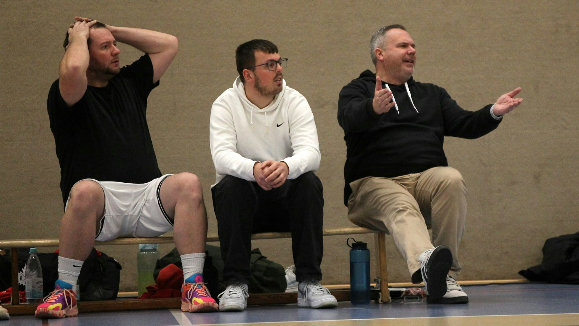 Blick auf die Ersatzbank: Trainer Marcus Görner (r.) breitet unzufrieden die Arme aus. Spieler Christian Antons rauft sich die Haare.