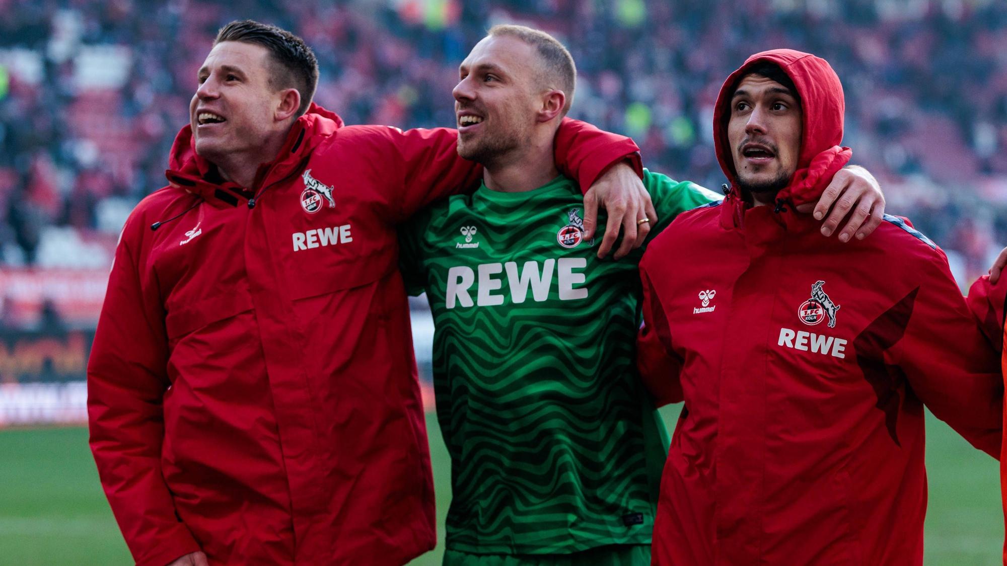 Siegertypen: Dominique Heintz, Torwart Marvin Schwäbe und Dejan Ljubicic (vl.n.r.) nach dem 1:0 des 1. FC Köln in Kaiserslautern.
