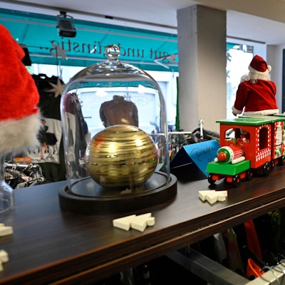 Blick in das Möbellager der Caritas, in dem Weihnachtsdekoration aufgebaut ist.