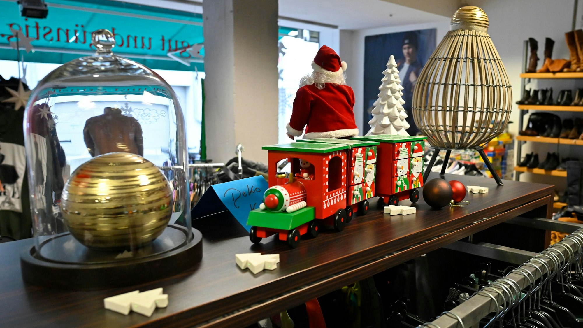 Blick in das Möbellager der Caritas, in dem Weihnachtsdekoration aufgebaut ist.