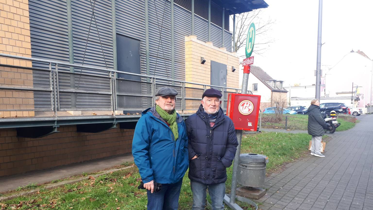 Auch an der Feldgärtenstraße fehlt ein Wartehäuschen für den Bus. Ulrich Thome (l.) und Dieter Rustenbach vom Niehler Bürgerverein setzen sich für den Fahrgast-Unterstand ein.