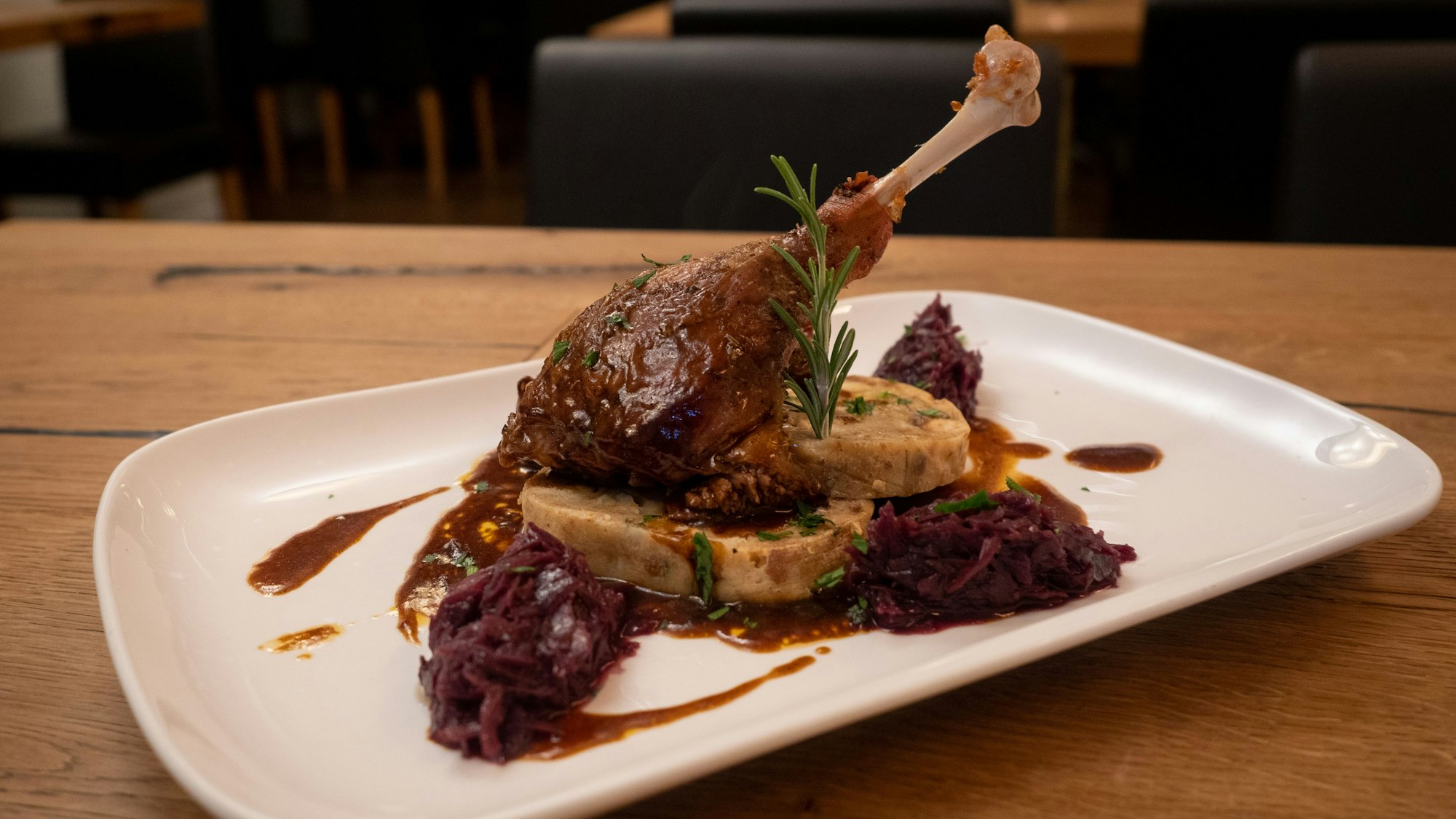 Gänsekeule mit Serviettenknödel und Apfelrotkohl