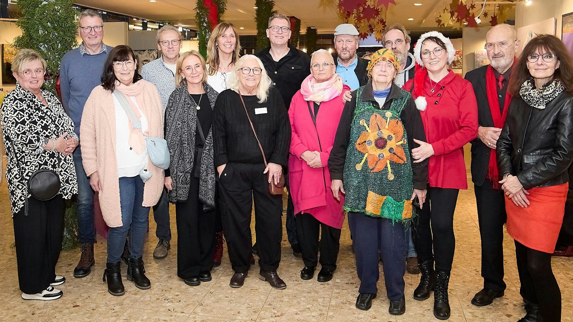 Das Bild zeigt einen Teil der Künstlerinnen und Künstler, die in Mechernich ihre Werke ausstellen.