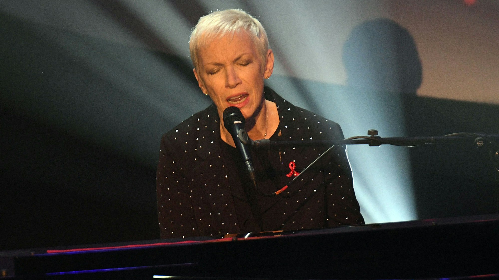ARCHIV - 07.12.2017, Nordrhein-Westfalen, Düsseldorf: Die Sängerin Annie Lennox agiert am 08.12.2017 bei der Verleihung des Deutschen Nachhaltigkeitspreises in Düsseldorf (Nordrhein-Westfalen) auf der Bühne. Foto\ Henning Kaiser/dpa (zu dpa: «Popikone, Sängerin, Aktivistin: Annie Lennox wird 70») Foto: Henning Kaiser/dpa +++ dpa-Bildfunk +++