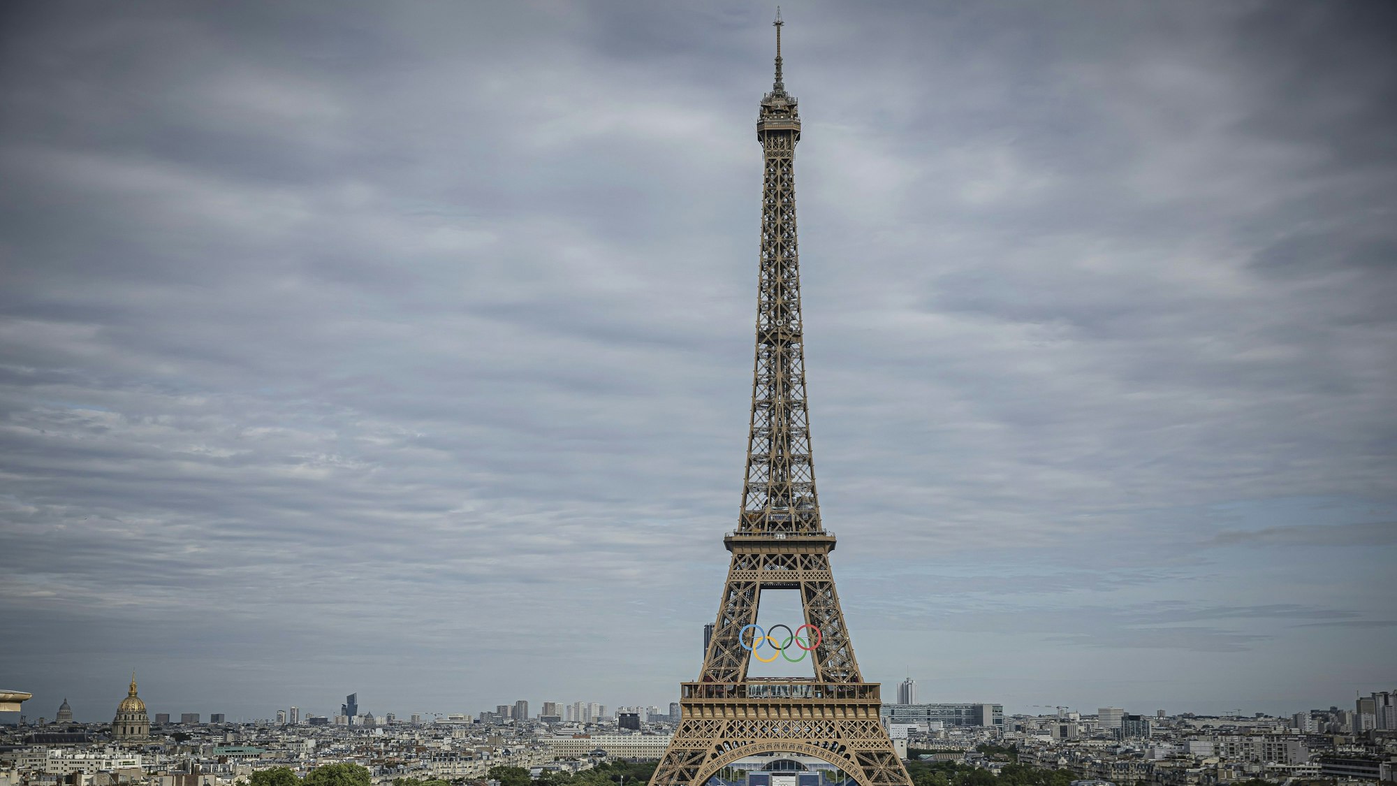 14.07.2024, Frankreich, Paris: Die olympischen Ringe sind auf dem Eiffelturm zu sehen. Foto: Aurelien Morissard/AP +++ dpa-Bildfunk +++