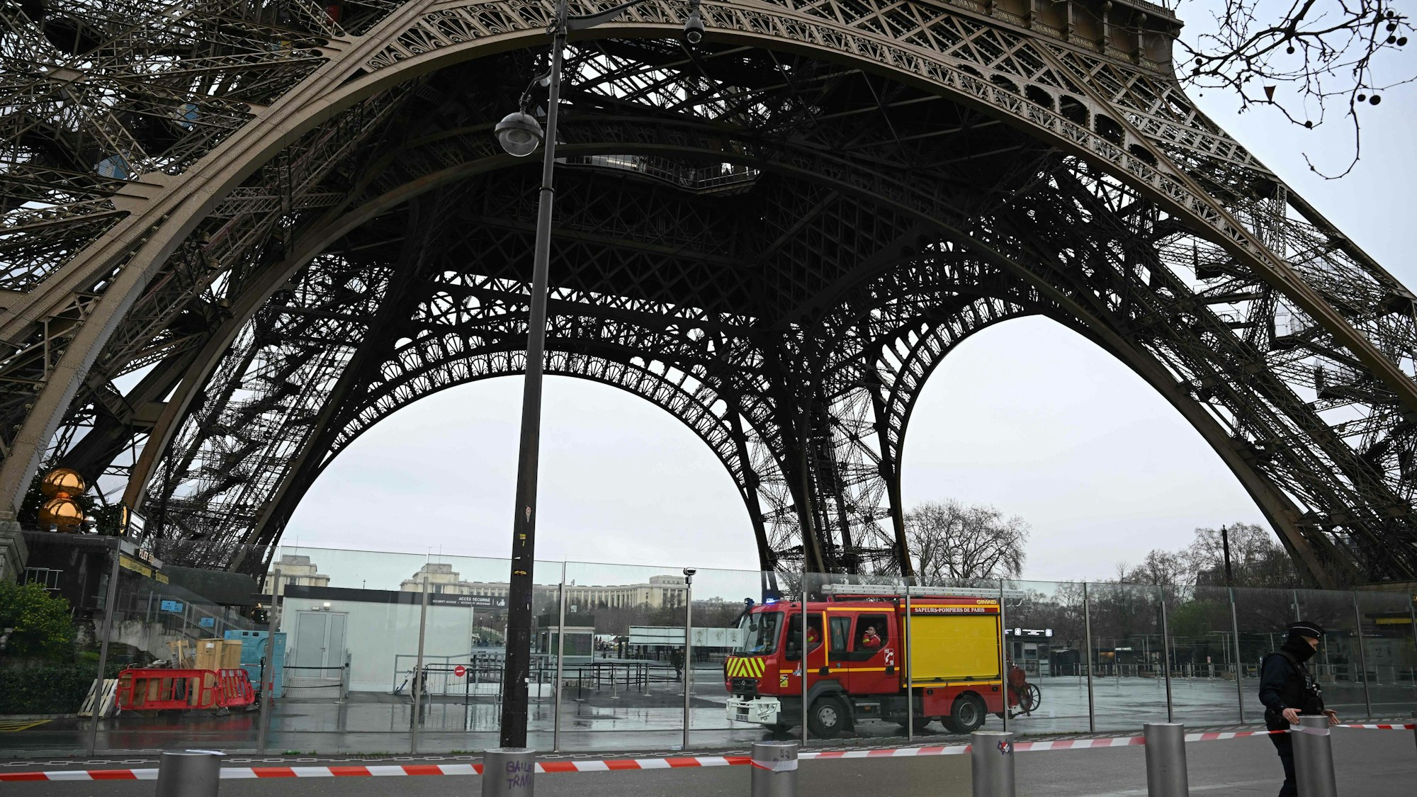 Feuerwehr am 24. Dezember am Pariser Eiffelturm