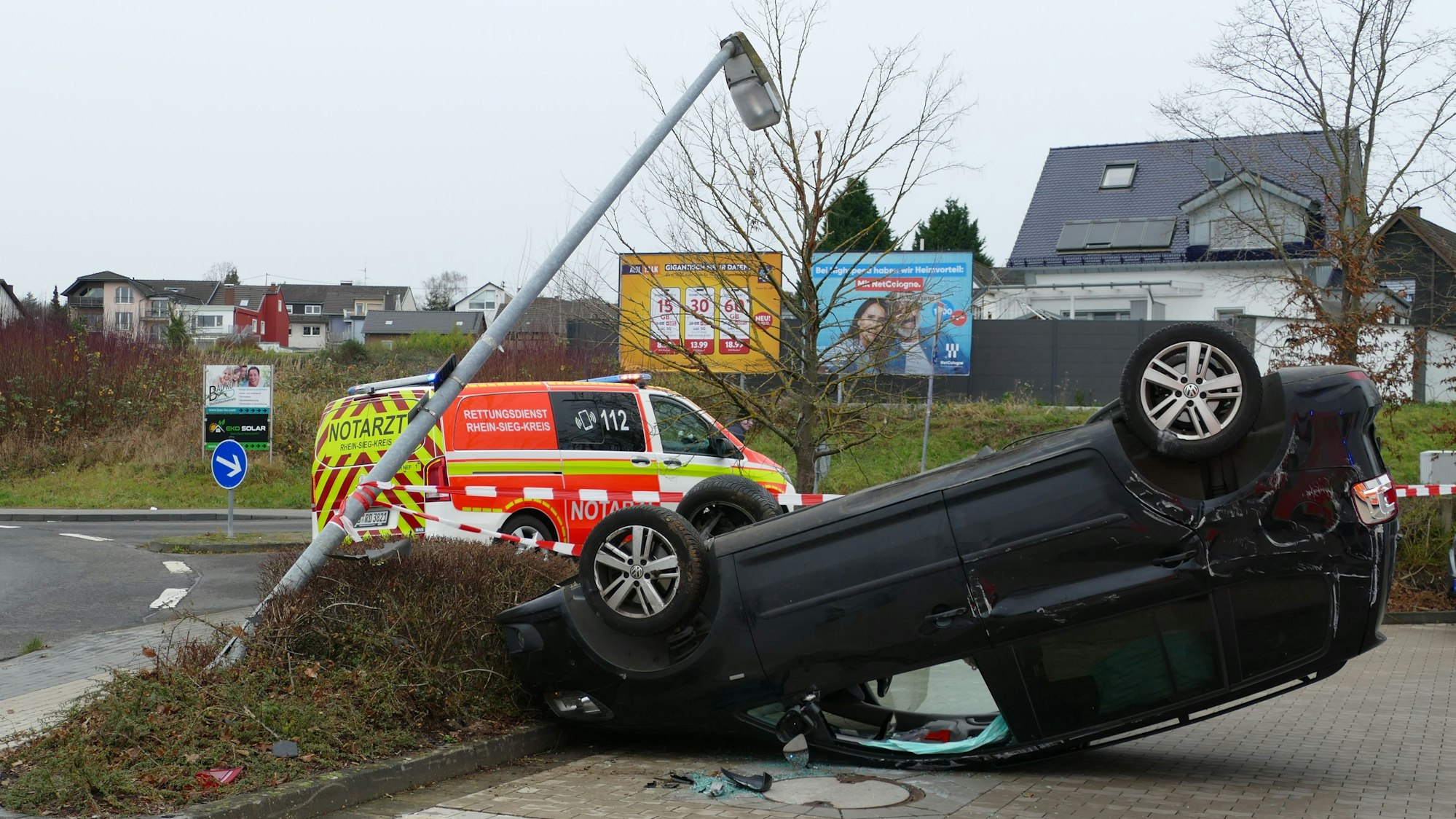 Ein Auto liegt auf dem Dach.