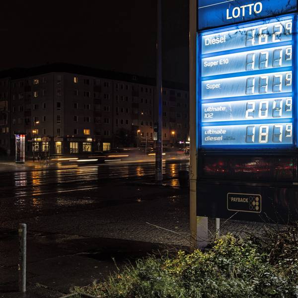 ARCHIV - 28.11.2024, Berlin: An einer Schautafel einer Tankstelle werden die aktuellen Benzin- und Dieselpreise angezeigt. Das Statistisches Bundesamt gibt die Inflationsrate für November 2024 am heutigen Tag bekannt. (zu dpa: «Drittteuerstes Tankjahr - 2025 könnte etwas billiger werden») Foto: Hannes P. Albert/dpa +++ dpa-Bildfunk +++