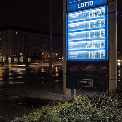 ARCHIV - 28.11.2024, Berlin: An einer Schautafel einer Tankstelle werden die aktuellen Benzin- und Dieselpreise angezeigt. Das Statistisches Bundesamt gibt die Inflationsrate für November 2024 am heutigen Tag bekannt. (zu dpa: «Drittteuerstes Tankjahr - 2025 könnte etwas billiger werden») Foto: Hannes P. Albert/dpa +++ dpa-Bildfunk +++