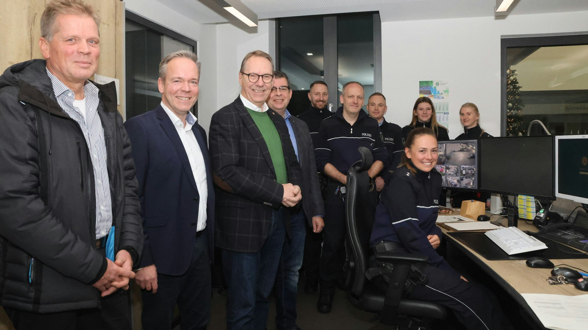 Besuch auf der Polizeiwache (v.l.): Sascha Himmel, Klaus Grootens, Jochen Hagt und Frank Helmenstein.