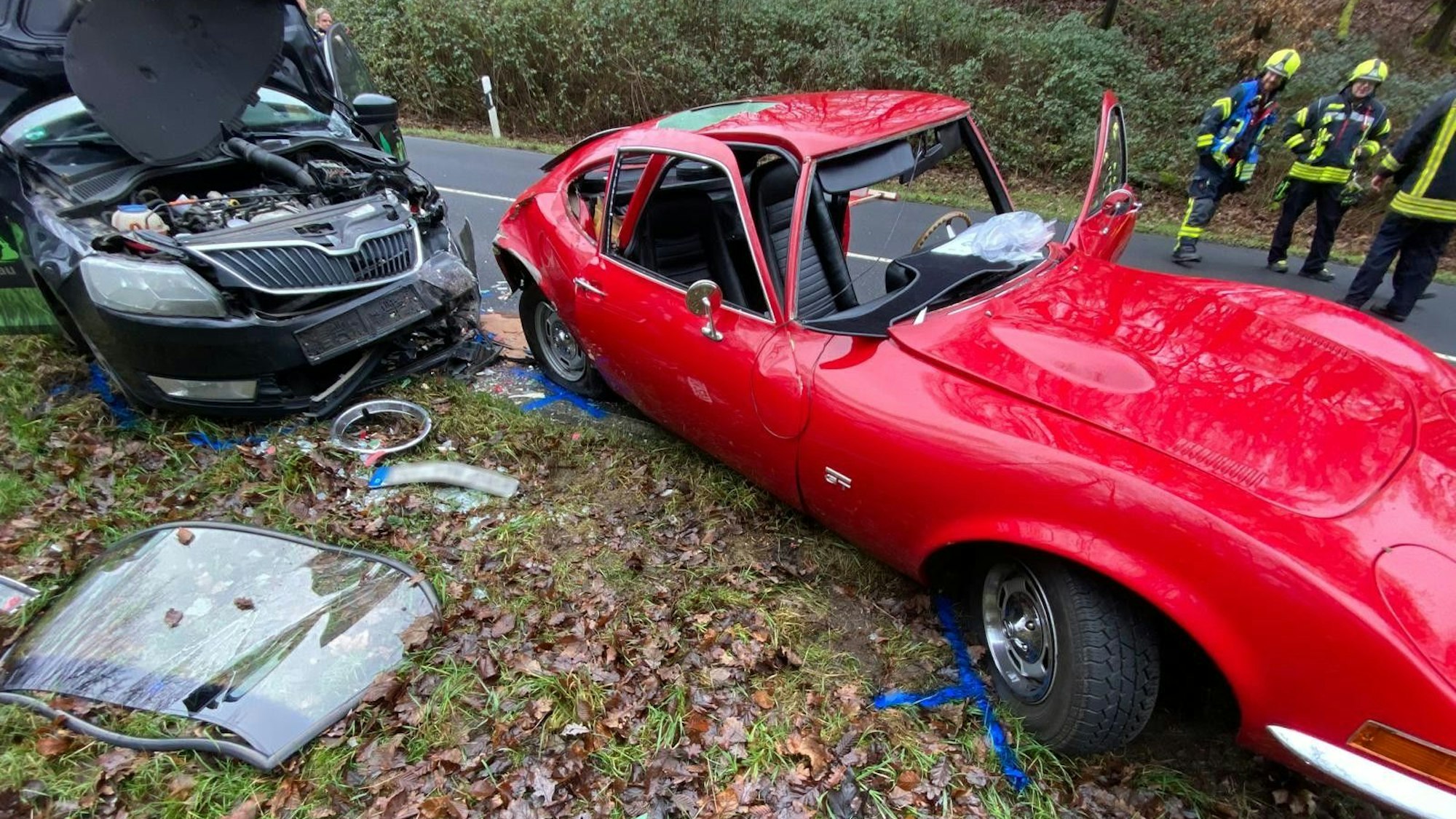 Ein roter Oldtimer und ein Skoda demoliert am Seitenstreifen nach einem Verkehrsunfall.