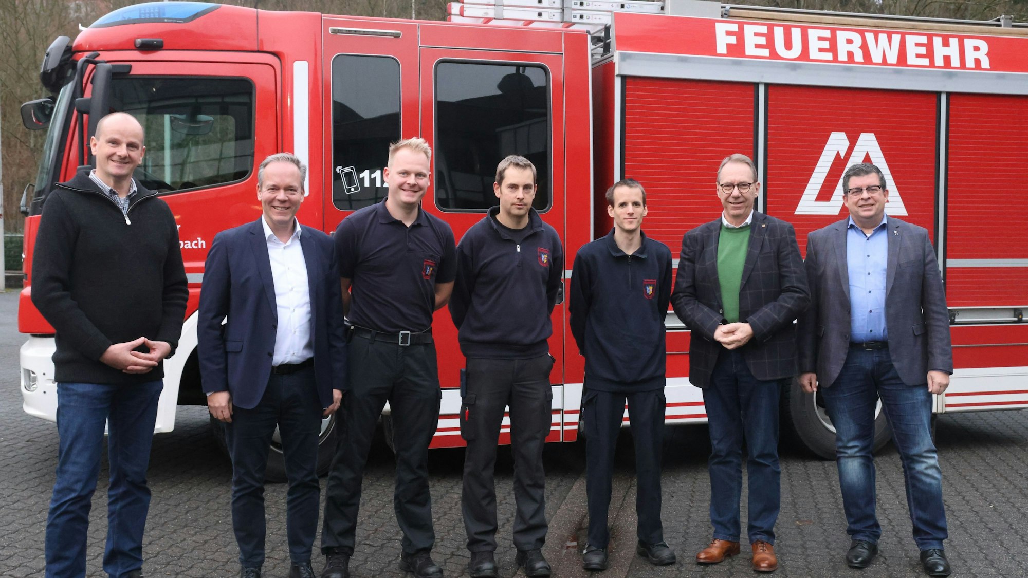 Landrat Jochen Hagt (2.v.r.), Kreisdirektor Klaus Grootens (2.v.l.) und Bürgermeister Frank Helmenstein besuchen die Einsatzkräfte um Frank Raupach, Leiter der Gummersbacher Feuerwehr.