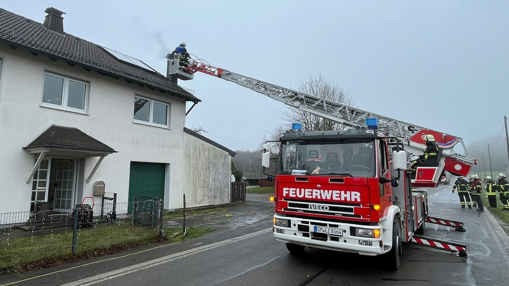 Per Drehleiter kontrollierte der Schornsteinfeger, ob der Kamin in Mitleidenschaft gezogen wurde.