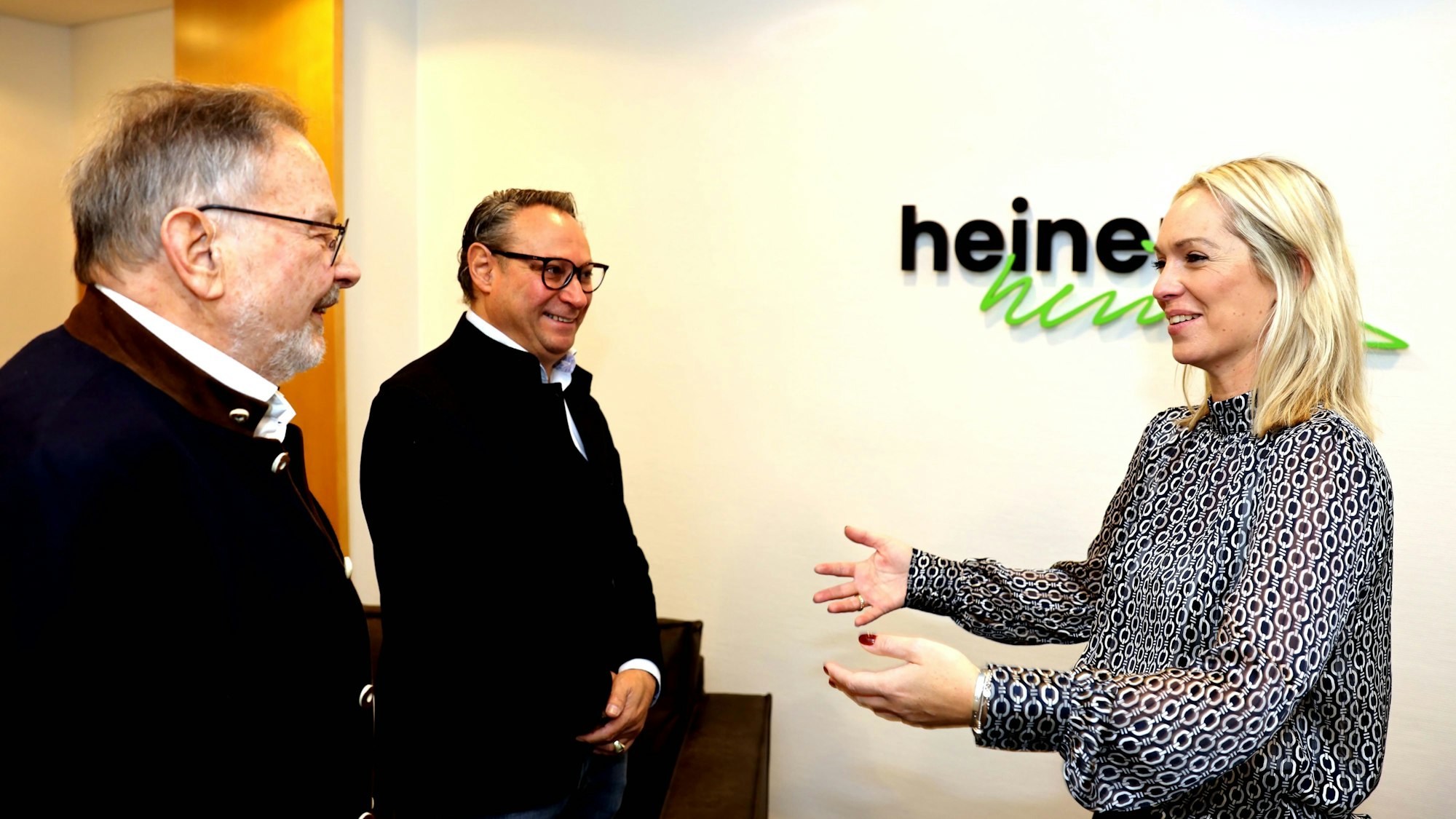 Die Firma Busch & Co. spendet seit 1995 an die Rundschau-Altenhilfe. Julia Heinen dankt Geschäftsführer Gert Busch (links) und seinem Prokuristen Josef Hein.