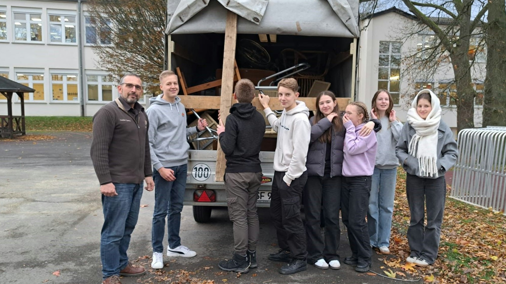 Verladung der Hilfsgüter vor der Realschule Waldbröl für die Flutkatastrophe in Spanien.