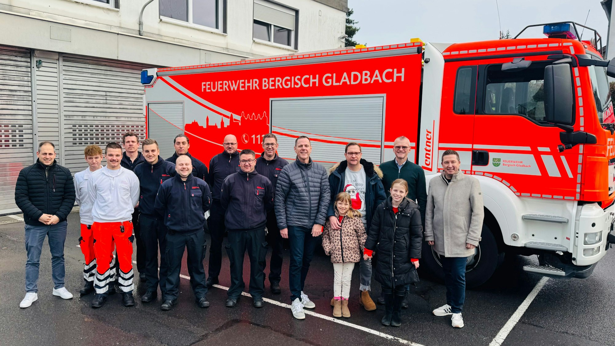 Die Besatzung der Feuer- und Rettungswache 2 mit Bürgermeister Frank Stein, Feuerschutzdezernent Tore Eggert und Leitung der Feuerwehr Jörg Köhler.