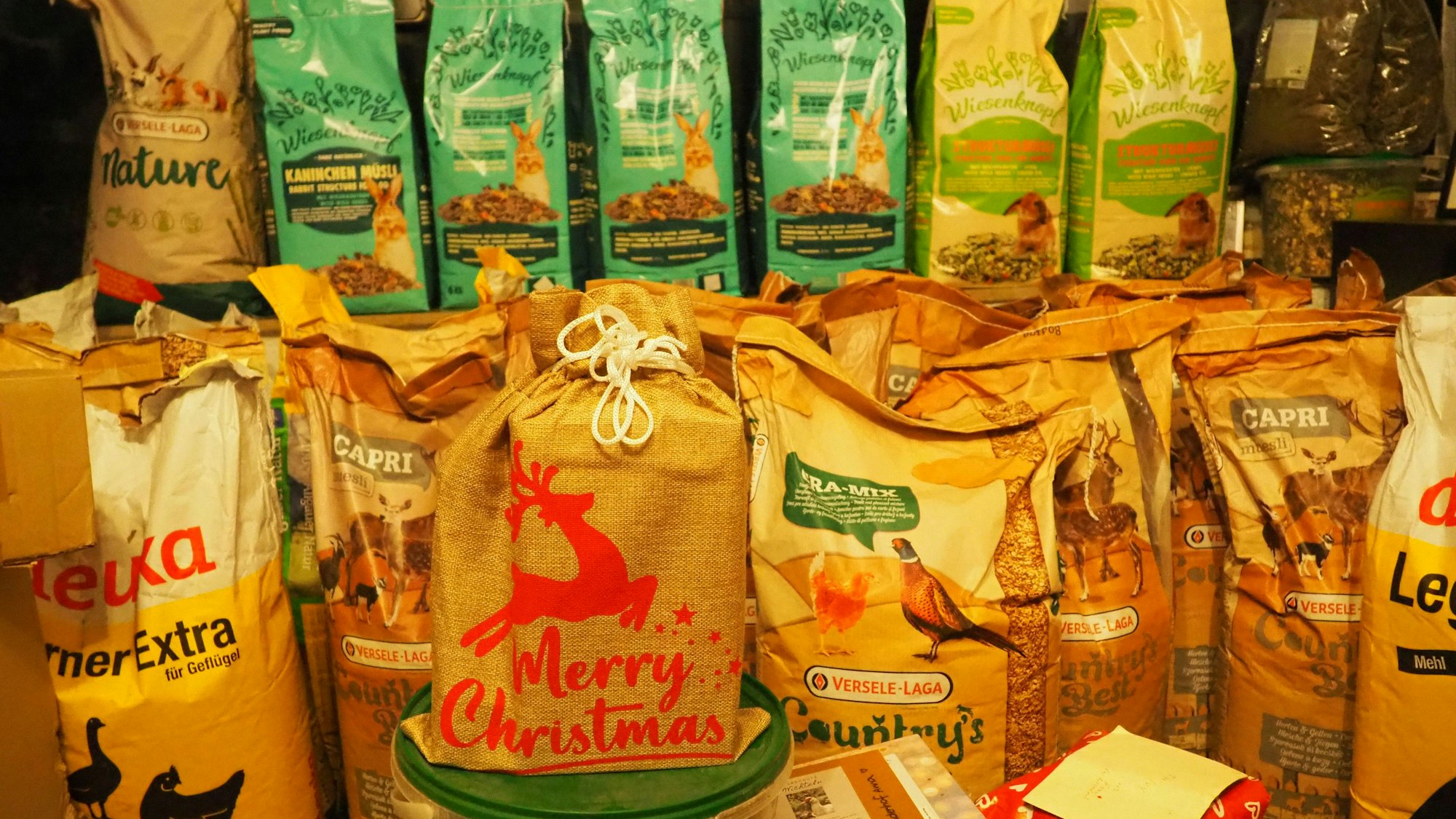 Die aufgestapelten Tüten mit Tierfutter, darunter ein Sack mit der Aufschrift Merry Christmas und einem Rentier.