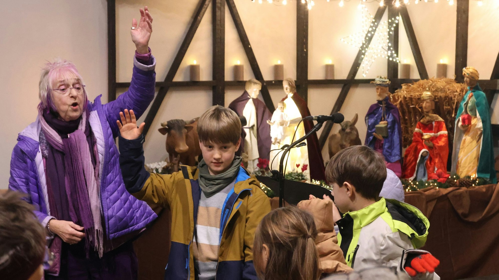 Vor der Krippe sang Monika Kampmann mit einigen Kindern.