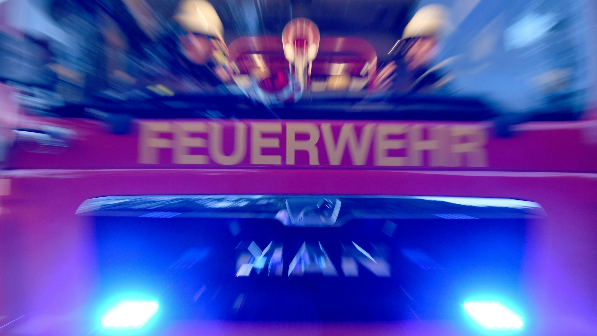Schon acht Minuten nach der Meldung retteten die Feuerwehrkräfte die Seniorin am Brandort.