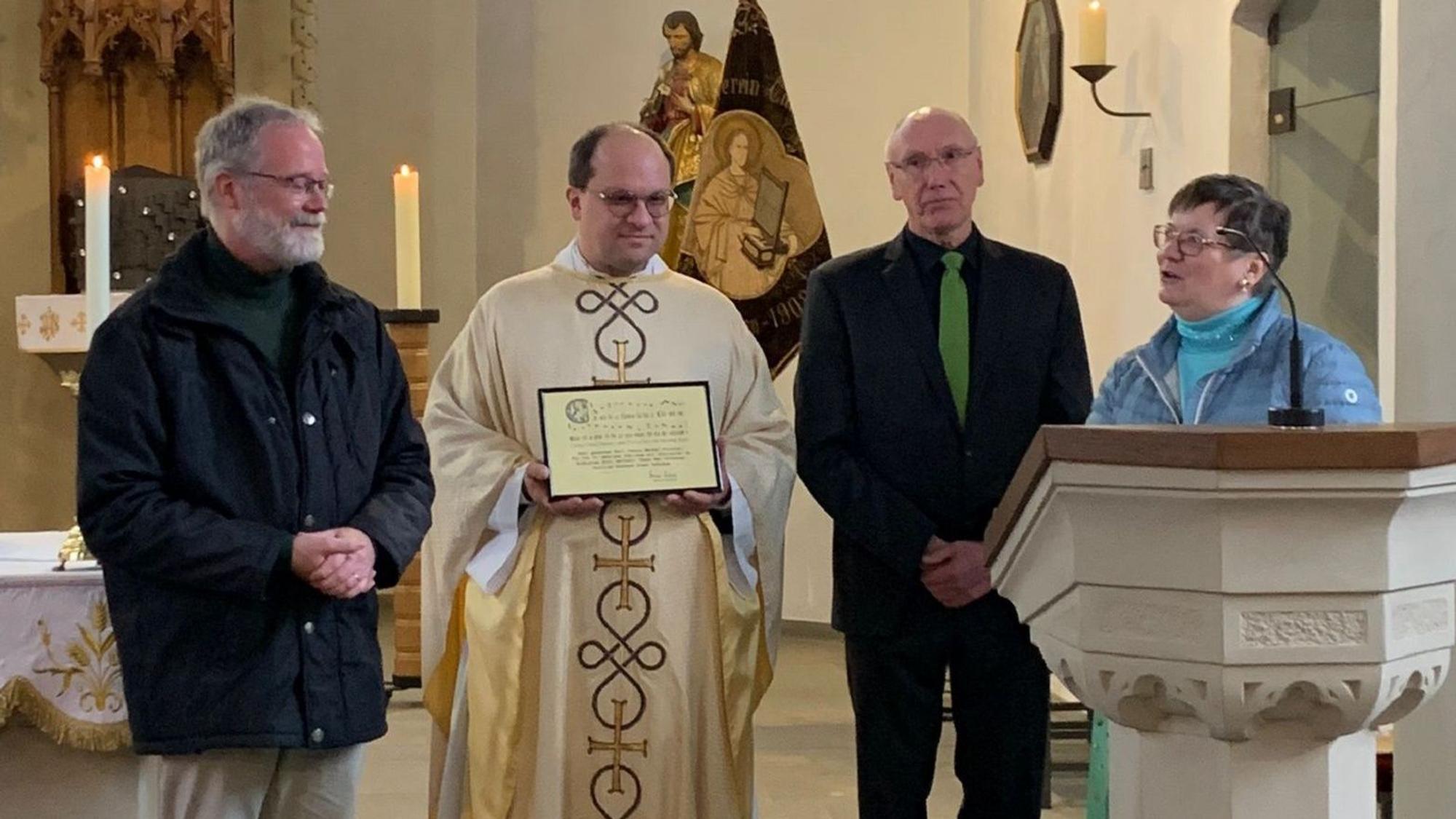 Ehrung von Tobias Merkel-Piontek für 25 Jahre Chorleiter- und Organistentätigkeit an St. Antonius Denklingen
von links: Tobias Merkel-Piontek, Kaplan Markus Brandt, Uwe Schippers (Vorsitzender), Verwaltungsleiterin Aloisia Krapfl.
