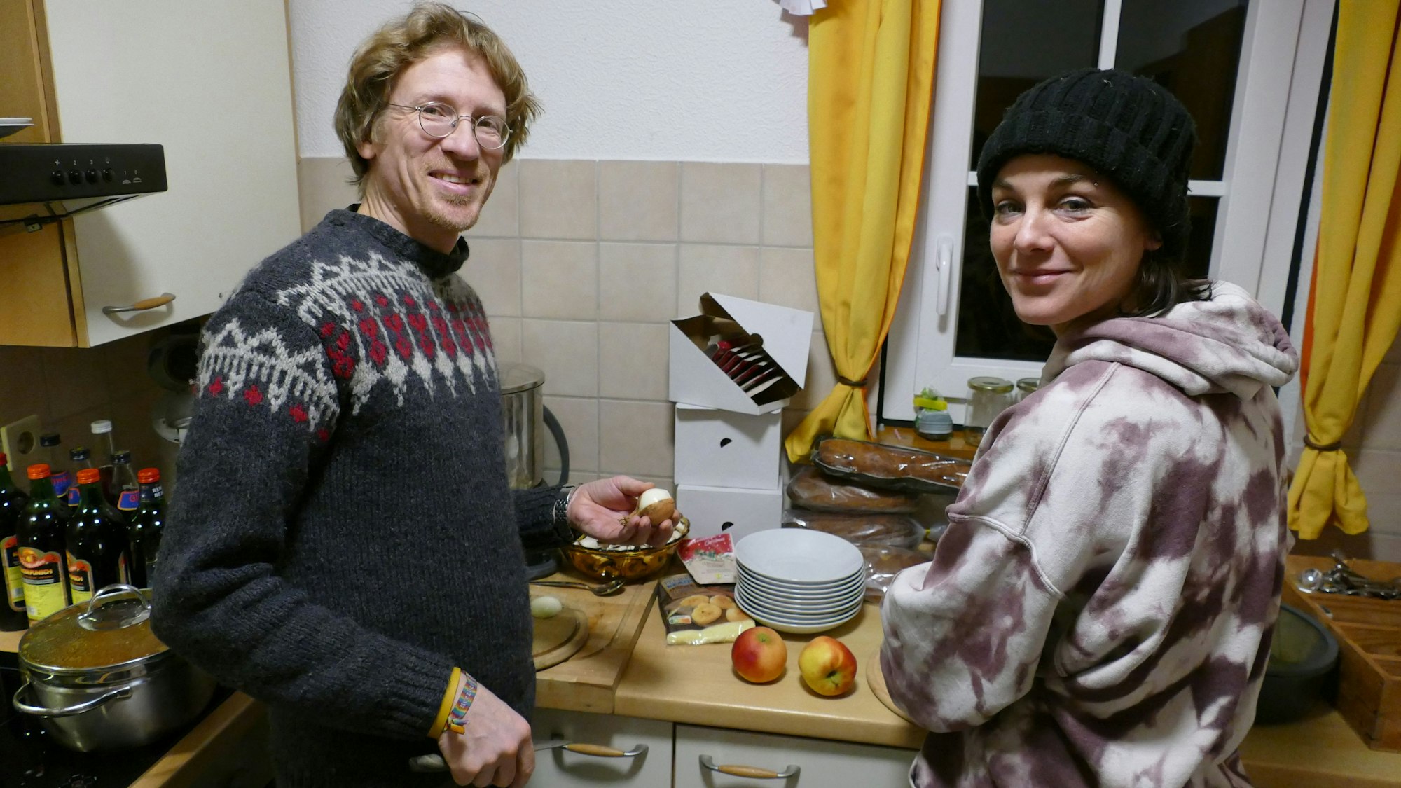 Ein Mann und eine Frau stehen in einer Küche.