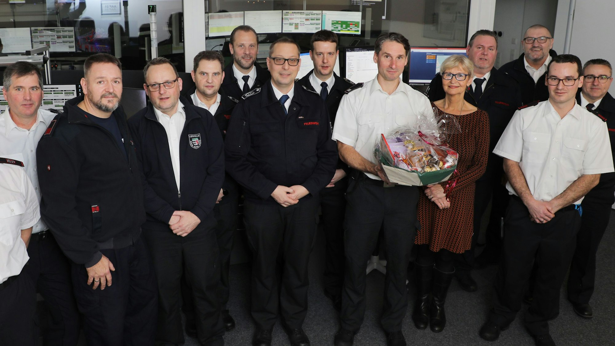 Dezernentin Annette Kupferschmidt-Fritz und Vertreter der Feuer- und Rettungsleitstellen des Kreises sowie aus Kürten, Rösrath, Overath und Odenthal sind zu sehen.