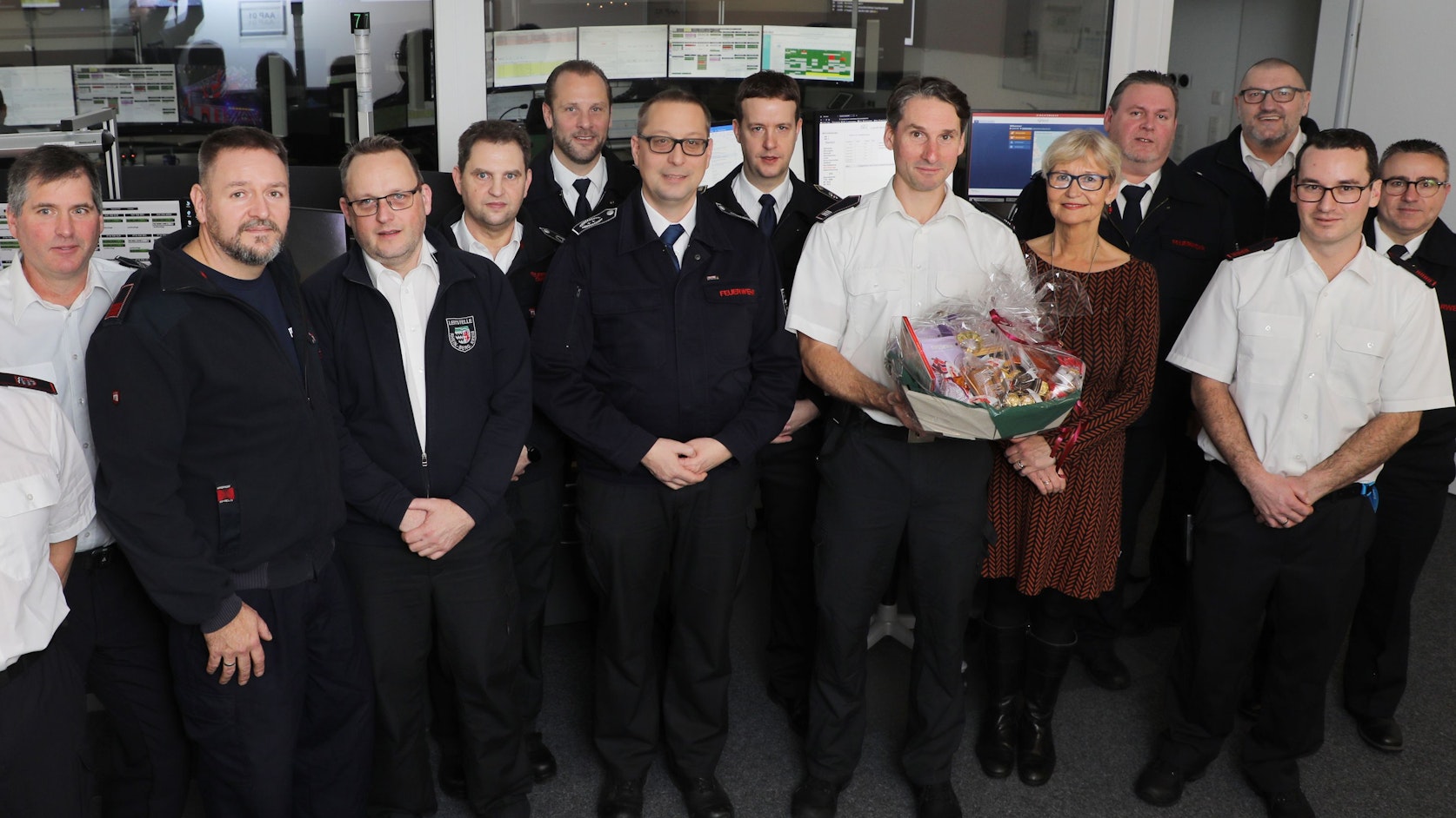 Dezernentin Annette Kupferschmidt-Fritz und Vertreter der Feuer- und Rettungsleitstellen des Kreises sowie aus Kürten, Rösrath, Overath und Odenthal sind zu sehen.