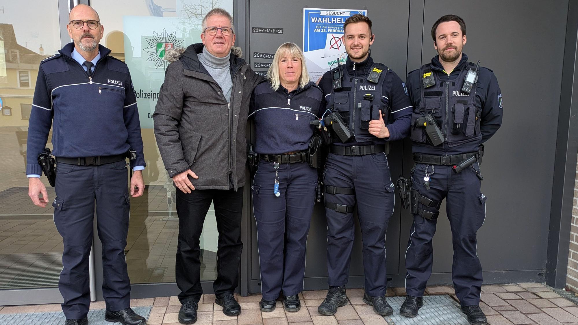 Dankeschön sagte Bürgermeister Christoph Becker (2. v.l.) der Bornheimer Polizei für gute Zusammenarbeit und ihren Feiertagseinsatz.