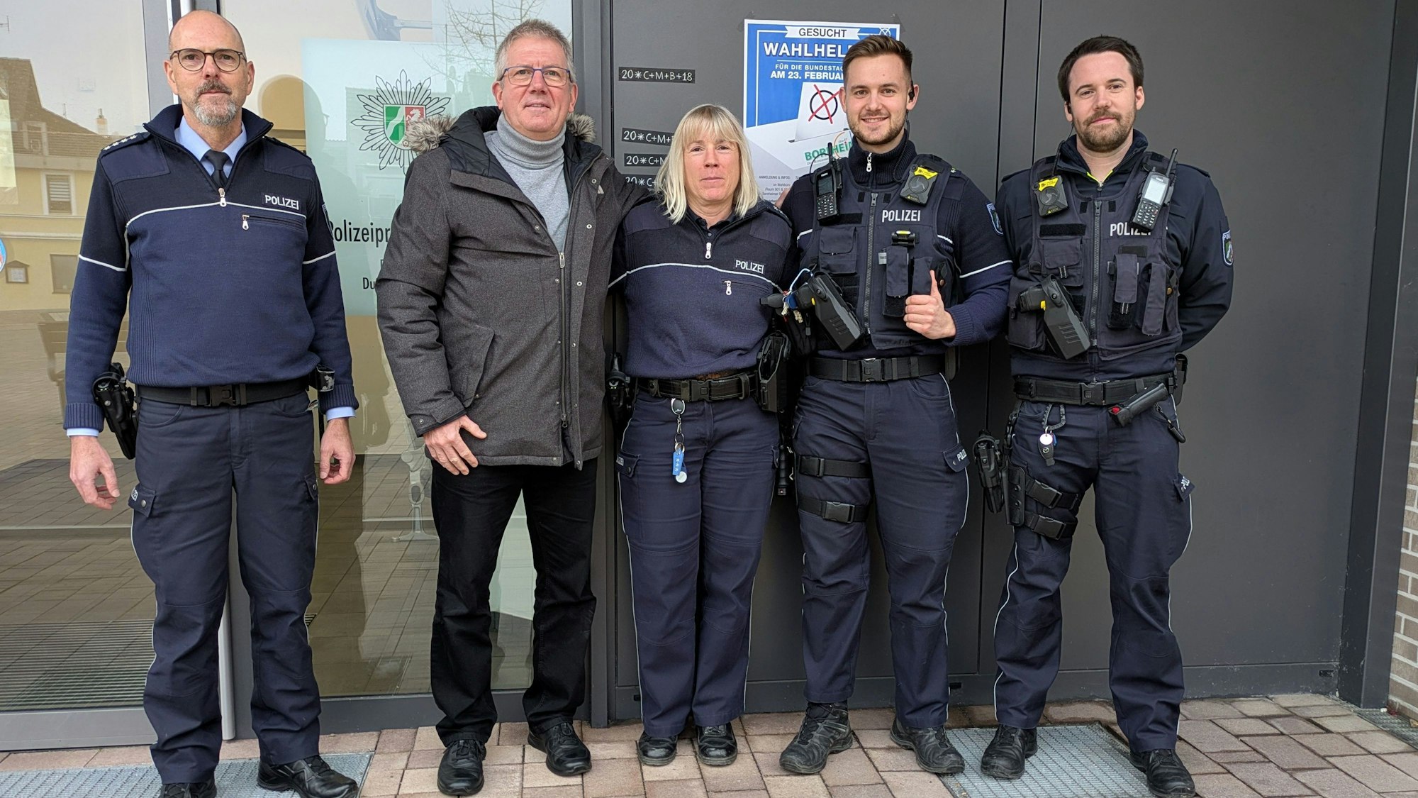 Dankeschön sagte Bürgermeister Christoph Becker (2. v.l.) der Bornheimer Polizei für gute Zusammenarbeit und ihren Feiertagseinsatz.