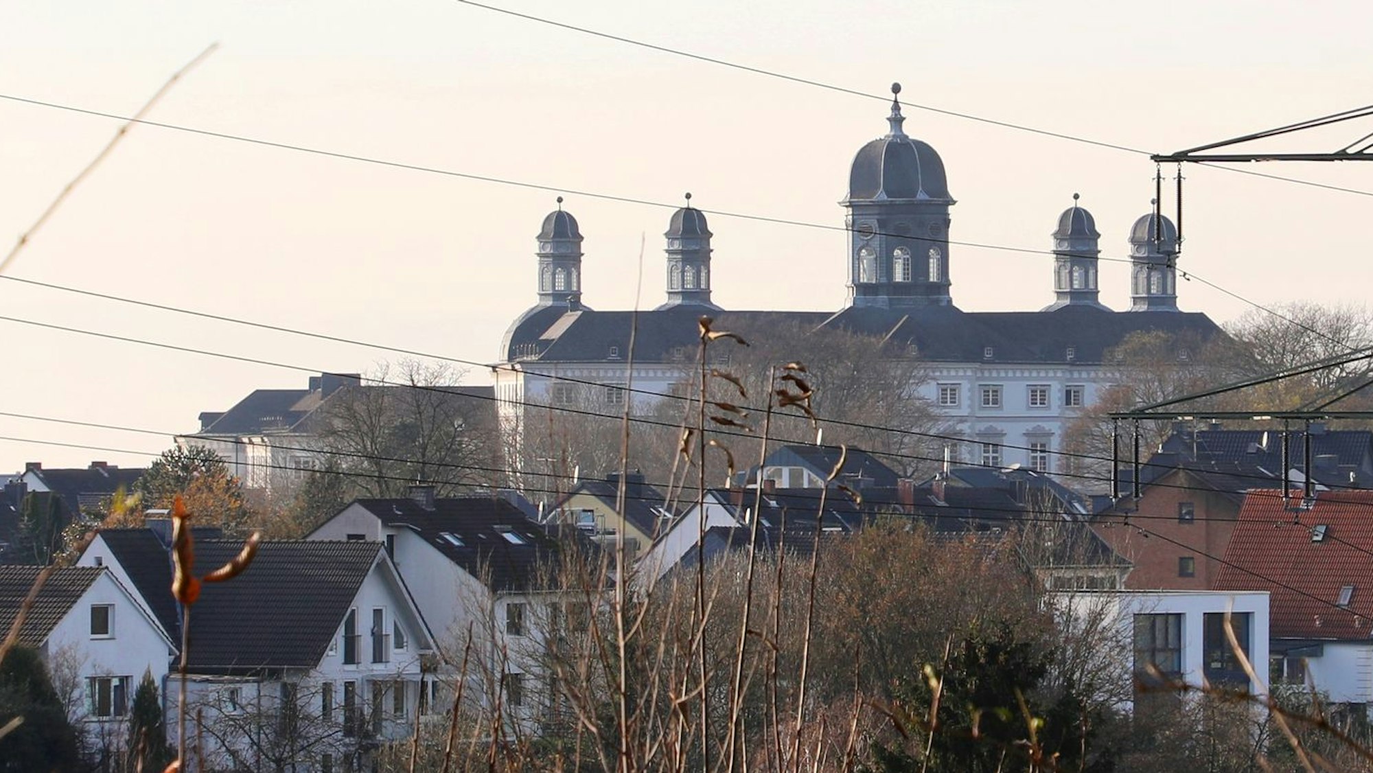Am Horizont ist das Barockschloss von Bensberg zu sehen.