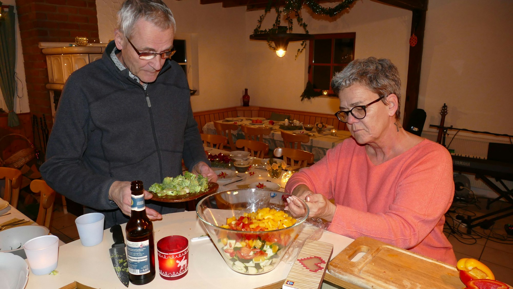 Ein Mann und eine Frau schneiden Gemüse klein